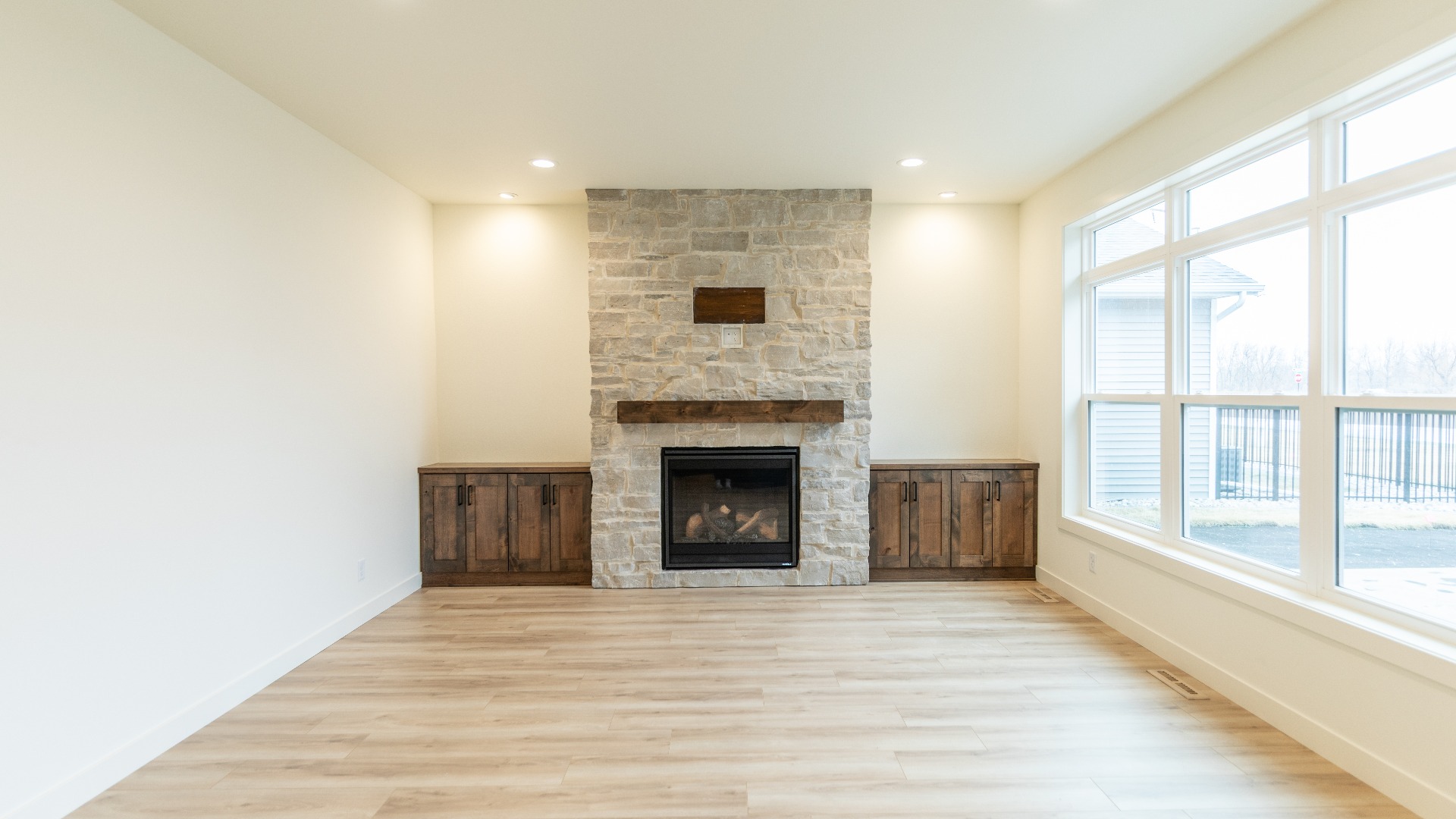 5172-main-level-living-room