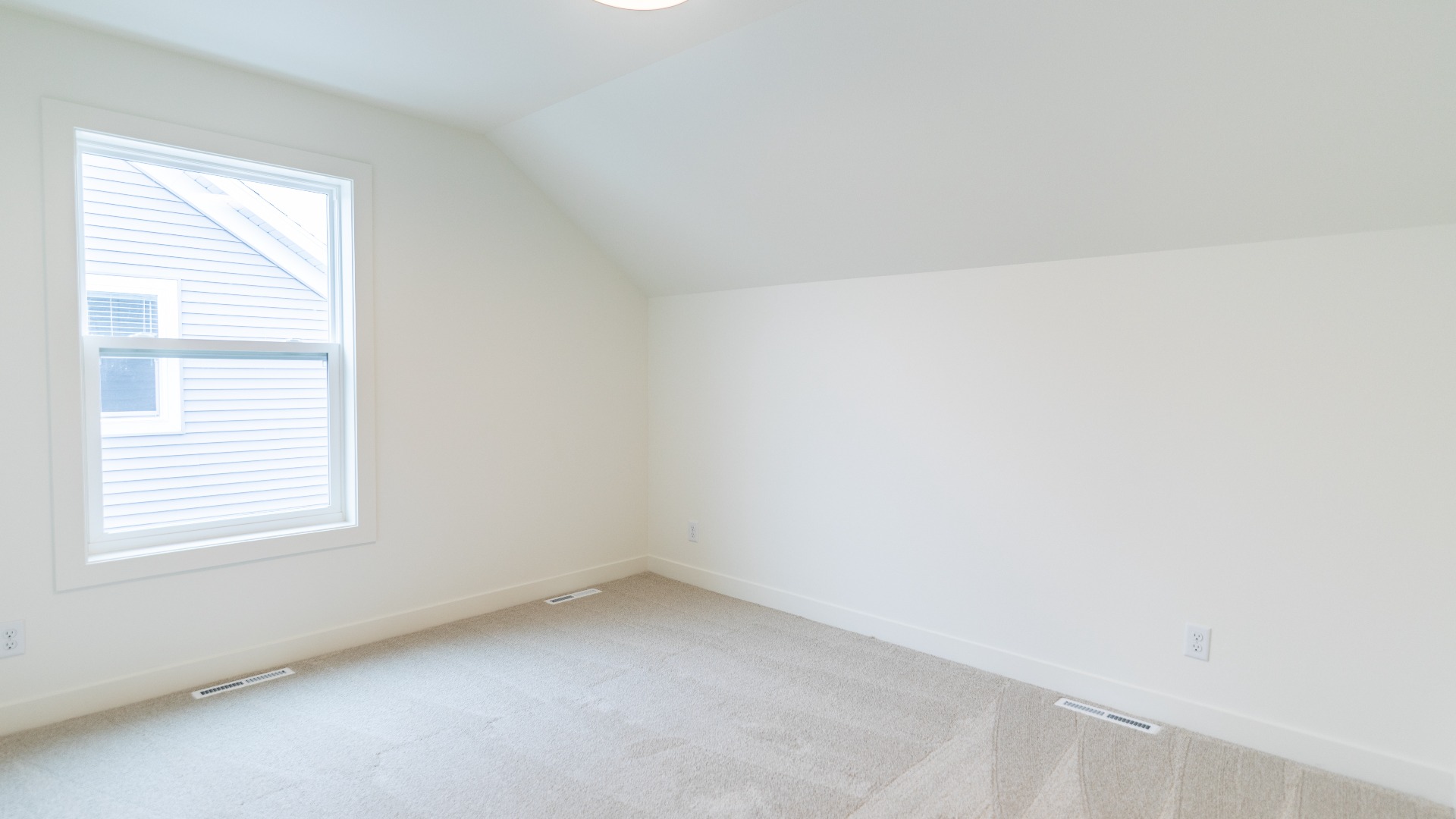 5172-bonus-suite-secondary-bedroom
